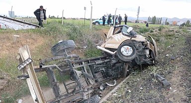 Hemzemin geçitten geçmeye çalışan kamyonete tren çarptı: 1 ağır yaralı