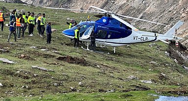 Hindistan'da helikopter kendi etrafında dönerek pist dışına indi
