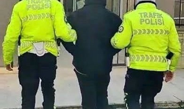Hırsızlık suçundan aranıyordu ehliyetsiz araç kullanırken yakalandı