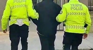 Hırsızlık suçundan aranıyordu ehliyetsiz araç kullanırken yakalandı