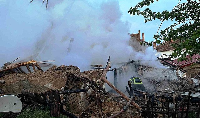 Hisarcık'ta ahşap ev yangını
