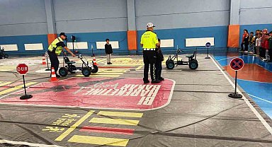 Hisarcık'ta ilkokul öğrencilerine uygulamalı ve teorik trafik eğitimi