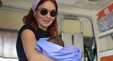 Hurdaya dönen araçtan çıkan bebek ve çocuğa '112 Acil Anne'