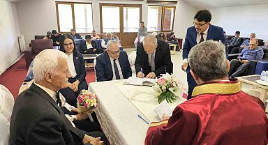 Huzurevinde evlenen çift ikinci baharlarını yaşıyor