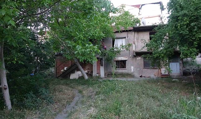 İçindeki iki katlı evle birlikte 50 yıllık arsa bir gecede park alanı oldu