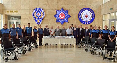 İhtiyaç sahiplerine ulaştırılmak üzere Antalya Emniyeti'ne tekerlekli sandalye ve kıyafet desteği