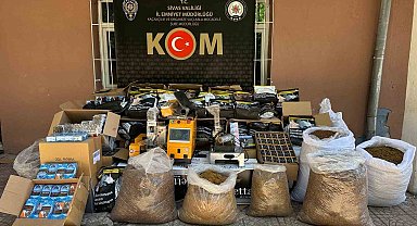 İki adrese yapılan operasyonda bol miktarda kaçak sigara ve tütün ele geçirildi
