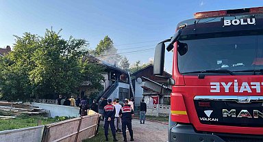 İki katlı evin üst katı alev alev yandı