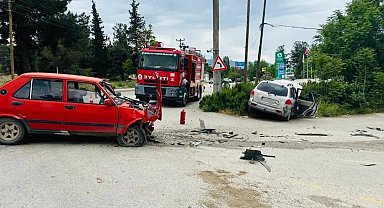 İki otomobilin çarpıştığı kazada 1 kişi öldü, 2 kişi yaralandı