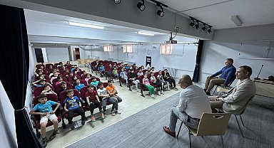 İlkokul öğrencileri hem zeytinin önemini anladı hem fidan dikti
