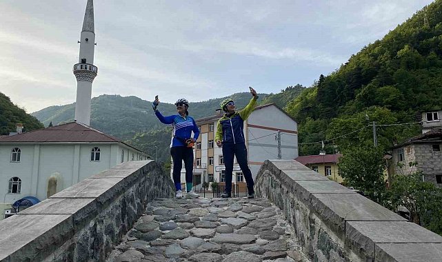 İranlı bisikletçiler 'Dünya yeşil kalsın, savaş olmasın' diye pedal çevirdiler
