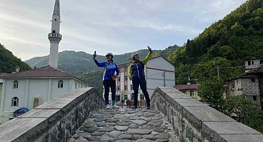 İranlı bisikletçiler 'Dünya yeşil kalsın, savaş olmasın' diye pedal çevirdiler