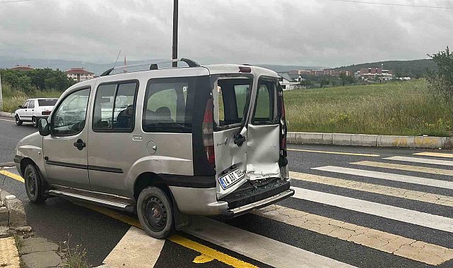 Işıkta durmayan kamyonet, ticari araca çarptı: 2 yaralı