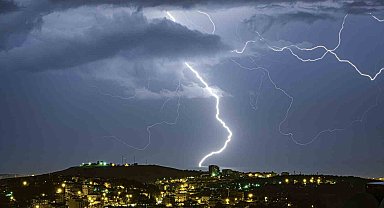 İskenderun Körfezi'nde şimşekler geceyi aydınlattı