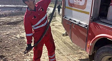 İsminden bile korkanlar varken o bir buçuk metrelik yılanı elleriyle yakaladı