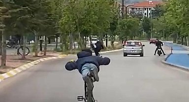 Isparta'da gençlerin tehlikeli bisiklet yolculuğu kazayla sonuçlandı