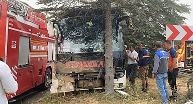 Isparta'da kontrolden çıkan yolcu otobüsü ağaca çarptı: İlk belirlemelere göre 11 yaralı var