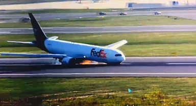 İstanbul Havalimanı'nda Fedex Havayolları'na ait kargo uçağının gövdesinin üzerine indiği an kamerada