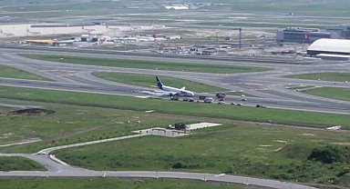 İstanbul Havalimanı'nda gövdesi üzerine inen Fedex uçağı havadan görüntülendi