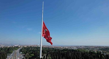 İstanbul'da bayraklar yarıya indirildi