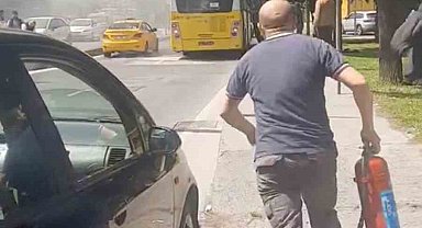 İstanbul'da hareketli dakikalar: İETT otobüsü yandı, vatandaş yangın söndürme tüpüyle müdahale etti