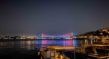 İstanbul'da köprüler Azerbaycan bayrağının renkleriyle aydınlatıldı