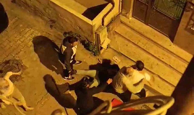 İstanbul'da ortalığın karıştığı park kavgası kamerada: Gece yumruk ve tekmeler havada uçuştu, kadın sopayla saldırdı