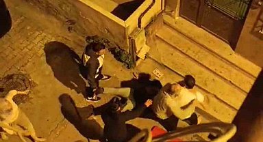 İstanbul'da ortalığın karıştığı park kavgası kamerada: Gece yumruk ve tekmeler havada uçuştu, kadın sopayla saldırdı