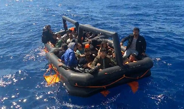 İzmir açıklarında 60 düzensiz göçmen kurtarıldı
