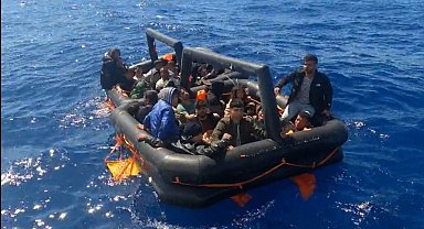 İzmir açıklarında 60 düzensiz göçmen kurtarıldı
