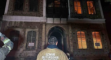 İzmir'de alev alev yanan tarihi bina küle döndü