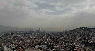 İzmir'de hava griye döndü, çöl tozu sis gibi kente çöktü