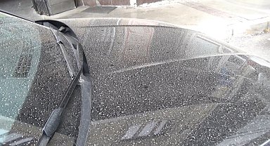 İzmir'de toz taşınımlı hava etkili oldu, araçlara çamur yağdı