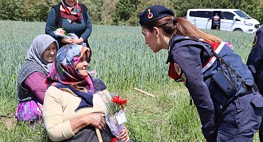 Jandarma ekipleri anneleri unutmadı
