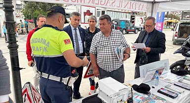 Jandarma ekipleri Kuşadası'nda vatandaşları bilgilendirdi