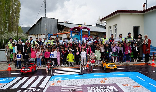 Jandarma köy okulu miniklerine şeker tadında trafik eğitimi verdi