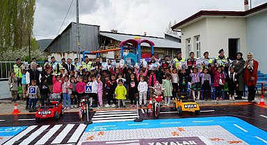 Jandarma köy okulu miniklerine şeker tadında trafik eğitimi verdi