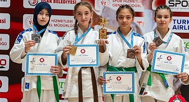Judocular madalya ile döndü