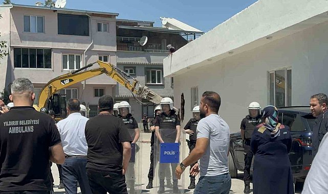 Kaçak yaptığı yapı 4 kez yıkıldı, "bir daha yıkılmasın" diye çatıya çıkarak direndiler
