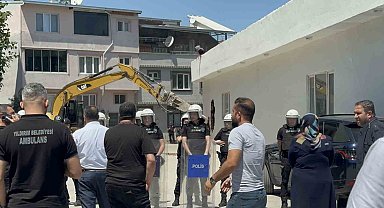 Kaçak yaptığı yapı 4 kez yıkıldı, "bir daha yıkılmasın" diye çatıya çıkarak direndiler