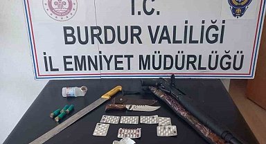 Kaçan araçtan, silah, bıçak ve uyuşturucu çıktı: 25 bin TL para cezası uygulandı