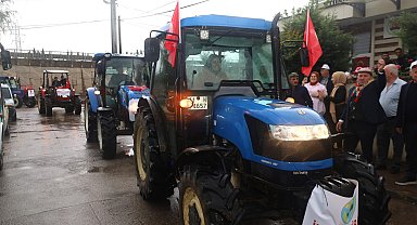 Kadın çiftçiler traktöre bindi, şehir merkezine indi