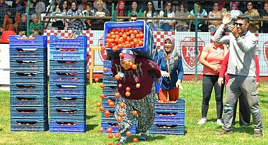 Kadınlar domates kasası yarışmasında erkeklere taş çıkarttı