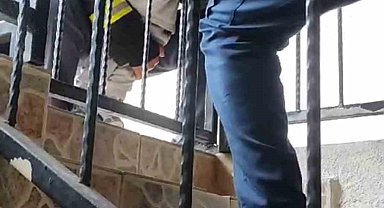 Kafasını demir korkuluğa sıkıştıran çocuğu itfaiye ekipleri kurtardı