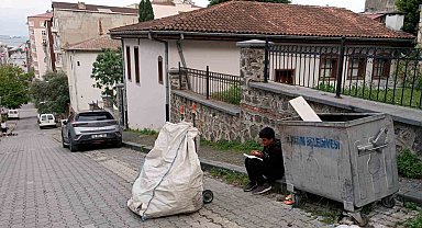 Kağıt toplayıcısı çocuğun konteyner başında ders çalışması duygulandırdı