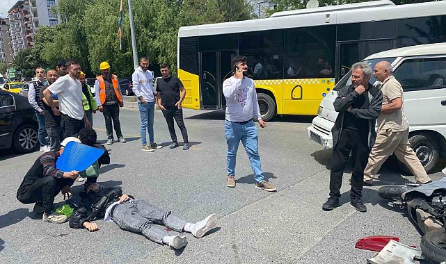 Kağıthane'de ilginç kaza: Motosiklet sürücüsü çarptığı aracın arka camından içeriye girdi