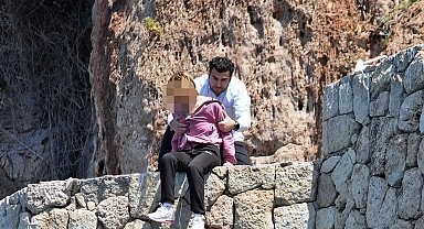 Kahraman müzakereci genç kadını ölümün kıyısından çekip aldı