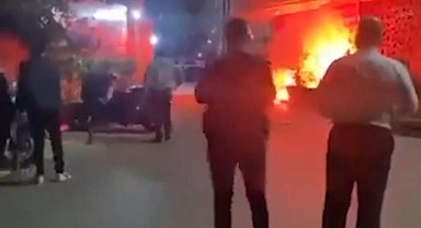 Kalamış Galatasaray tesislerinin önünde toplanan Fenerbahçeli bir grup, tesise meşale ve yabancı madde fırlattı