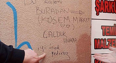 Kalem çaldıkları bakkalın duvarına yazdıkları yazıda suçlarını itiraf edip dalga geçtiler