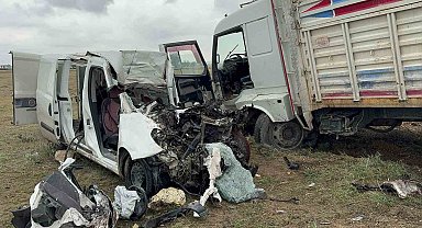 Kamyon ile hafif ticari aracın çarpıştığı kazada sürücüler yaralandı